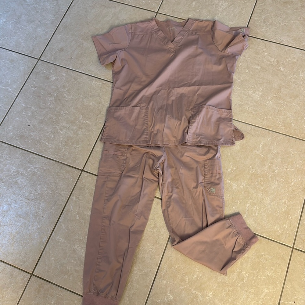 Butter soft women’s scrub set. Top is size XL and bottoms are jogger size large
